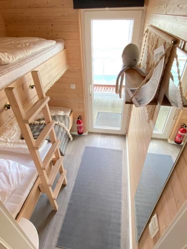 a small bedroom with bunk beds and a window at Hausboot Koje Kaete mit großem Sonnendeck in Schleswig in Schleswig