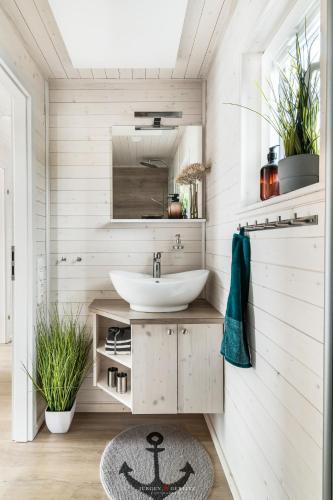 a bathroom with a sink and a mirror at Nessie in Kragenæs