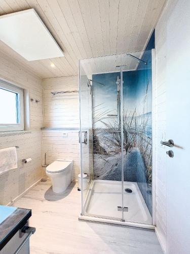 a bathroom with a shower and a toilet at STERN V Hausboot Heiligenhafen in Heiligenhafen