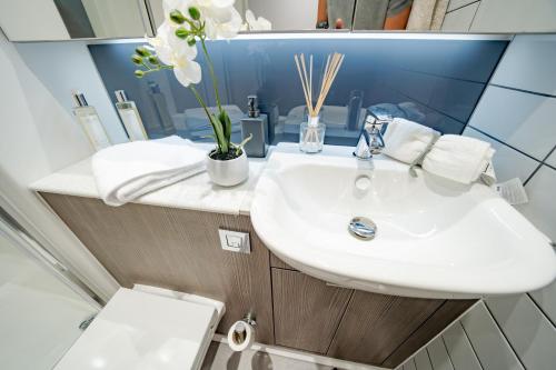 un bagno con lavandino e WC di URBAN HUB Student Accommodation a Preston