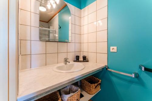 古达尔盖Gîte - Le Samiege的浴室里有洗手池和镜子