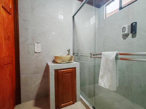 Un baño con lavabo y ducha de cristal. en Apartamento Lantanas, en Palma