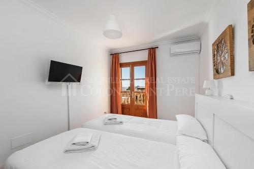 Una cama o camas en una habitación de Casa en Montferrutx