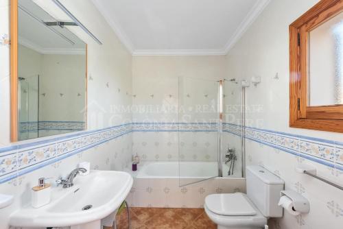 a bathroom with a sink and a toilet and a tub at Casa en Montferrutx in Colonia de Sant Pere