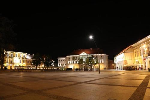 a street light in a parking lot at night at Gold Glass z Jacuzzi &Sauną Rynek Centrum in Kielce