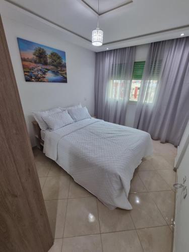 Ένα ή περισσότερα κρεβάτια σε δωμάτιο στο Appartement confortable et lumineux à RABAT