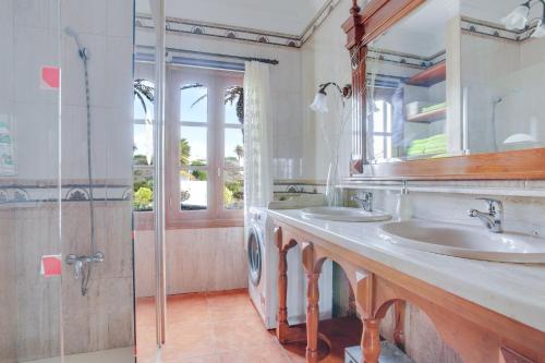 a bathroom with two sinks and a shower at Casa Salinoco in Mácher