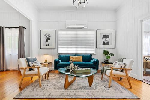 a living room with a blue couch and chairs at Wandal Haven On McKelligett 3 Bedrooms - 1 King 2 Doubles - Wifi