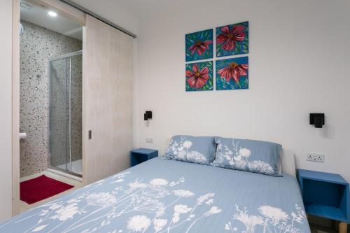 Krevet ili kreveti u jedinici u okviru objekta Cosy 3BR Duplex Penthouse with Terrace & Views by Isola360