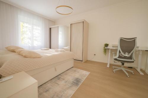 Spacious 2BR Retreat for Families & Friends near City Center