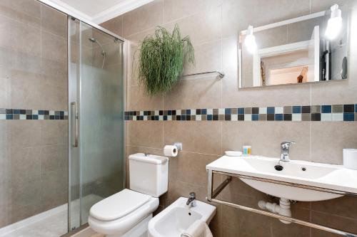 a bathroom with a toilet and a sink and a shower at Beautiful Apartmento Amarilla Golf in San Miguel de Abona