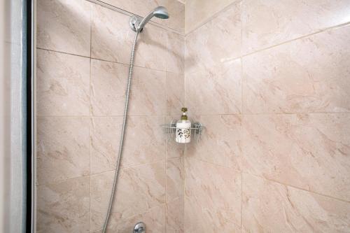 a shower with a shower head in a bathroom at Apartamento La Morena 3a in El Pris