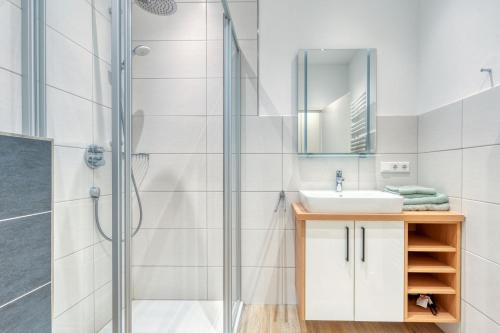 a bathroom with a shower and a sink at Alte Teestube Schmidt 59 Links in Norderney