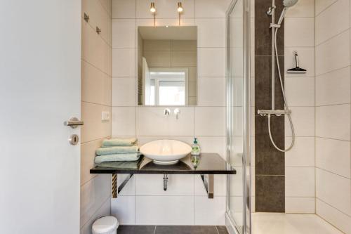 a bathroom with a sink and a shower at Alte Teestube 69 2 Raum in Norderney