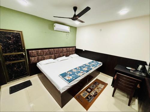 Ένα ή περισσότερα κρεβάτια σε δωμάτιο στο Shree Balaji Comfort