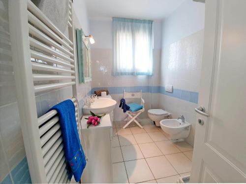 a bathroom with a white toilet and a sink at Appartamento La Pergola al Cavo in Cavo