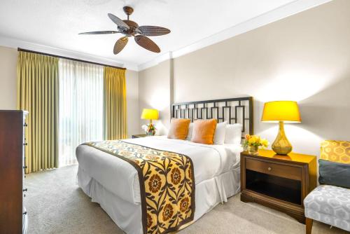 une chambre avec un lit et un ventilateur de plafond dans l'établissement Honua Kai 3 Free Rental Cars KBM Resorts Grand Suite 3 Units 7 Bedrooms HK ML-1121, à Kaanapali Airport