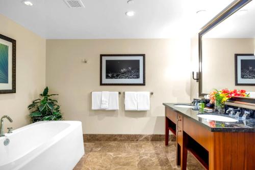 une salle de bains avec baignoire et lavabo dans l'établissement Honua Kai 3 Free Rental Cars KBM Resorts Grand Suite 3 Units 7 Bedrooms HK ML-1121, à Kaanapali Airport