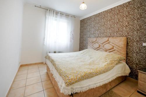 ein Schlafzimmer mit einem Bett und einem Fenster in der Unterkunft Maison 3 chambres jardin 2km plage in Boucau