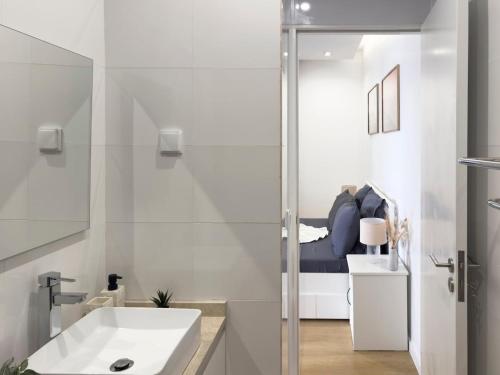 Cozy 1-bdr apt, Cidadela - LCGR في برايا: حمام ابيض مع حوض وسرير