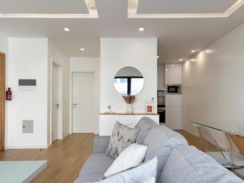 Cozy 1-bdr apt, Cidadela - LCGR في برايا: غرفة معيشة مع أريكة رمادية وطاولة