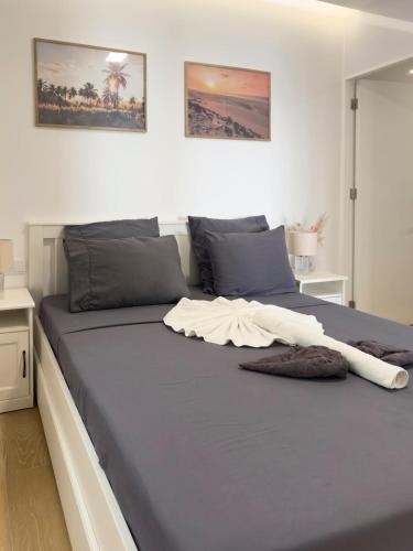 a bedroom with a bed with blue sheets at Cozy 1-bdr apt, Cidadela, rooftop pool - LCGR in Praia
