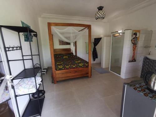 Jolie chambre, calme, frigo, wifi piscine proche mer,5 mn de Cap Skirring ,proche restau Chez Loulou