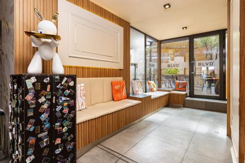 Una cama o camas en una habitación de Hotel BLVD 7