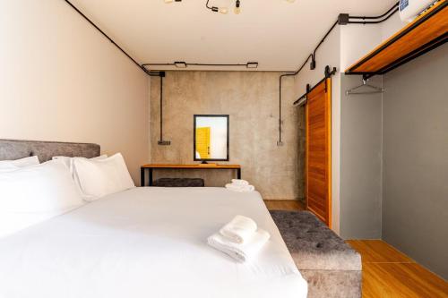 ein Schlafzimmer mit einem großen weißen Bett und einem Fenster in der Unterkunft Cactus Villa 2024, Krabi in Klong Muang Beach