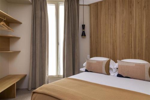 een hotelkamer met een bed en een raam bij Hôtel Joe M in Parijs