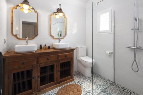 ein Badezimmer mit Waschbecken, Spiegel und Toilette in der Unterkunft Casa Bán in Canillas de Albaida