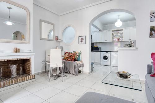 een woonkamer met een bank en een open haard bij Villa Solaris in Torrevieja