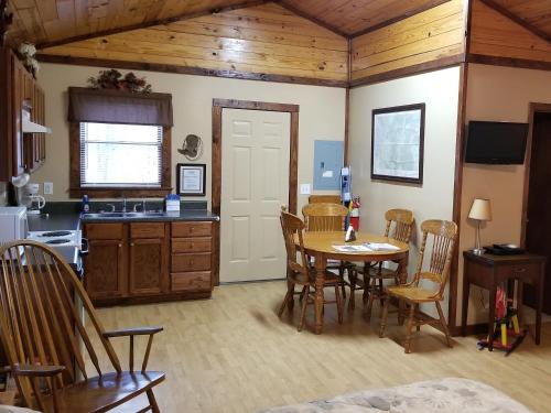Kuchyň nebo kuchyňský kout v ubytování Uwharrie Cabins