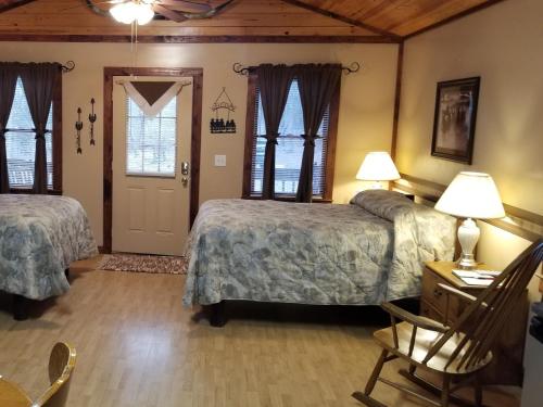 Postel nebo postele na pokoji v ubytování Uwharrie Cabins