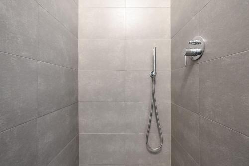 een douche met een douchekop in een badkamer bij Ca’ Scaì Agrifugium Elià in Tignale