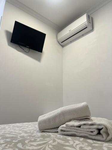 マラガにあるLagunillas St.のベッド、テレビ、タオルのある部屋