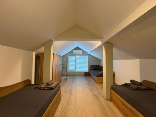 Habitación grande con 2 camas y sofá en Guest house LORA, en Gabrovo