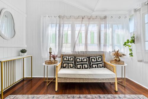 a living room with a bench and a window at Wandal Haven On McKelligett 3 Bedrooms - 1 King 2 Doubles - Wifi