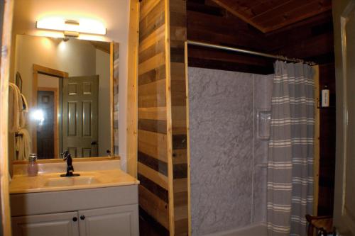 Et badeværelse på Gorgeous 3 bedroom in Downtown Gatlinburg! Free Tickets everyday of your stay,Pool table,Fireplaces