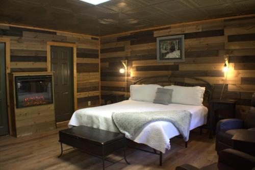 En eller flere senge i et værelse på Gorgeous 3 bedroom in Downtown Gatlinburg! Free Tickets everyday of your stay,Pool table,Fireplaces