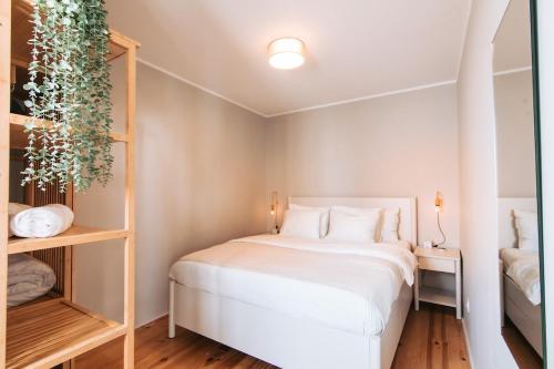 une chambre avec un lit blanc dans une pièce dans l'établissement Casa Luma, à Cascais
