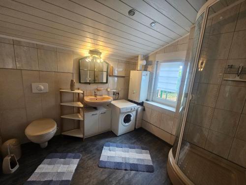 a small bathroom with a sink and a toilet at Ferienhäuschen in der Nähe der Kirche in Rheinsberg