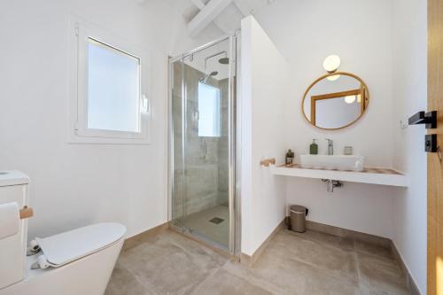 Un baño con ducha, inodoro y lavabo. en Mas Midó, en Sant Jaume d'Enveja