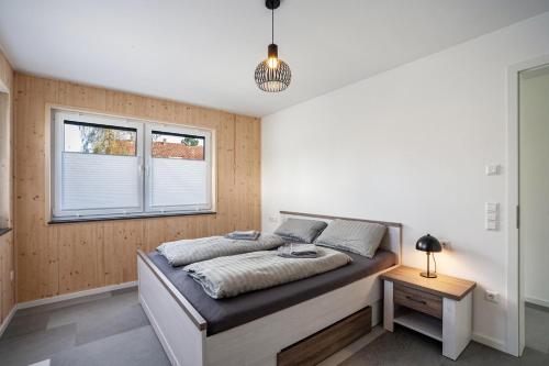 een slaapkamer met een bed en een raam bij Wohnen an der Ach in Bad Wurzach