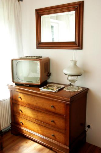 TV a/nebo společenská místnost v ubytování Chata na Zielonym Wzgórzu