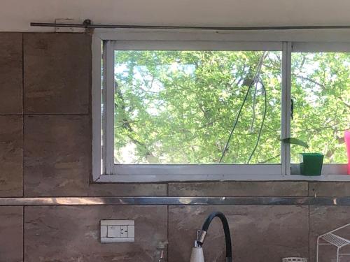 Arroyo de Los PatosにあるCasita El Mirador Traslaの窓付きのキッチン(シンク、シンク付)