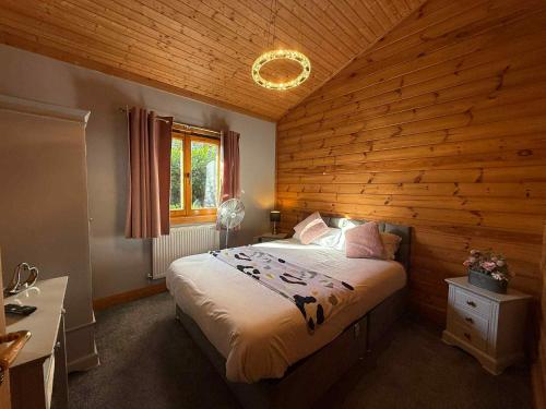 Postel nebo postele na pokoji v ubytování Empress Pines