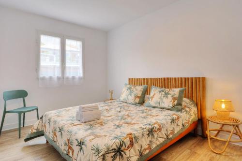 a bedroom with a bed and a green chair at Le Poinsettia d'Or T3 élégant proche Maïdo & piscine in Le Bois de Nèfles