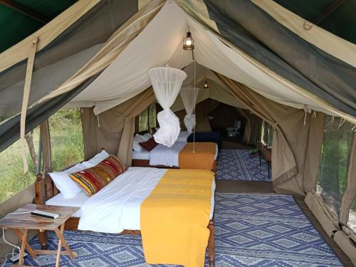 SekenaniにあるKambu Mara Campのテント(ベッド2台、テーブル付)