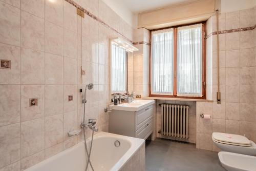 Un baño con bañera, inodoro y lavabo. en Villa Irini, en Altopascio